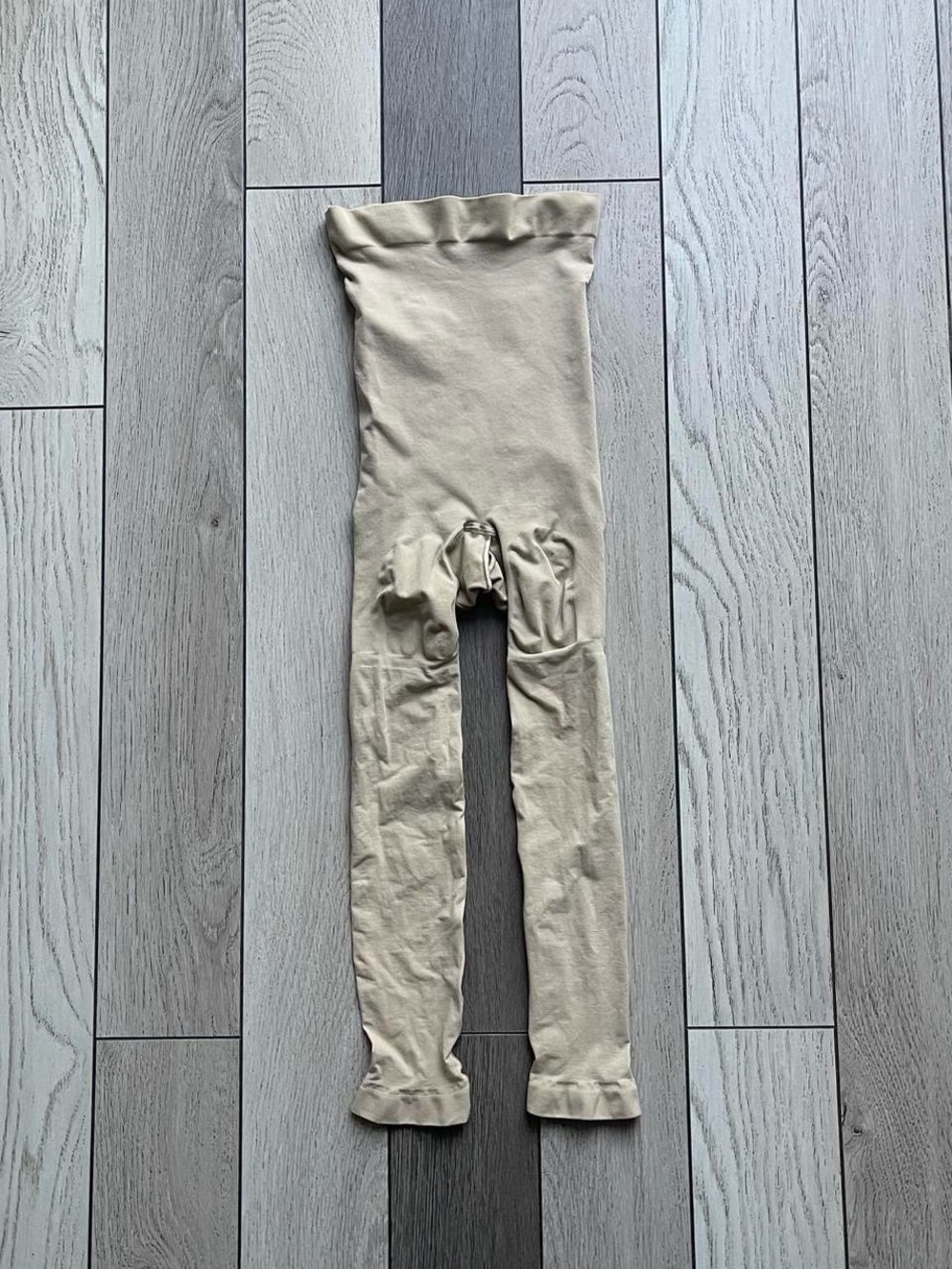 SKIMS Neutral Cream Stretch Capri Leggings Small